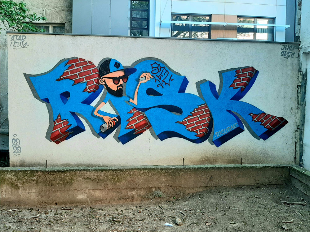 streetartnovisad.com-risk-made-of-bricks